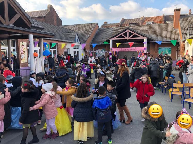 L'école fête le carnaval avec ses élèves.