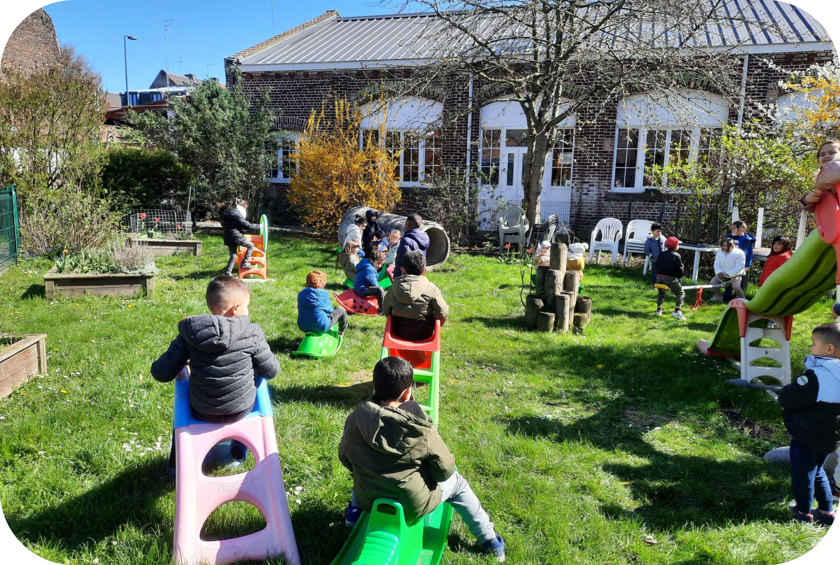 élèves jouant à la cour de récréation