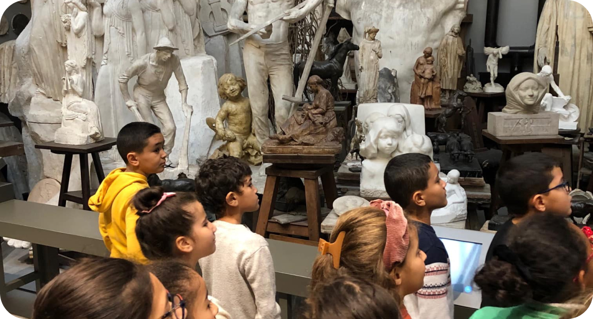 Elèves visitant le Musée de la Piscine de Roubaix.